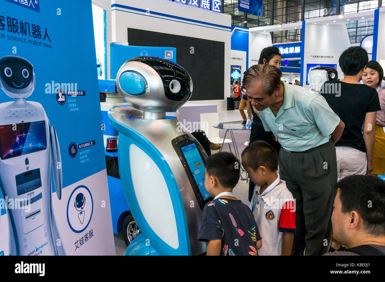 Vieil homme affichage des service à la technologie du robot bouilloire semaine juste à Shenzhen, Guangdong, Chine Banque D'Images
