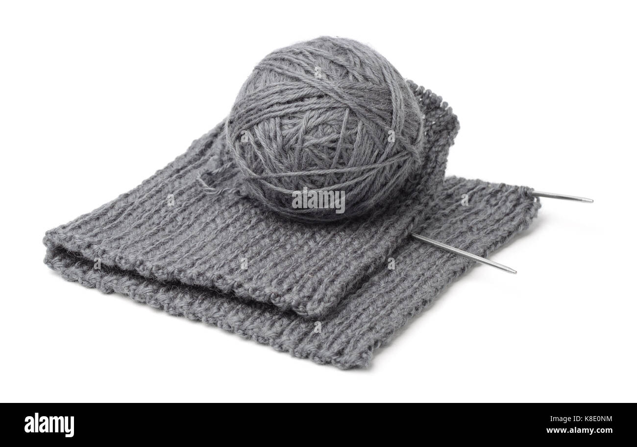 Avec des aiguilles à tricoter et la laine ball isolated on white Banque D'Images