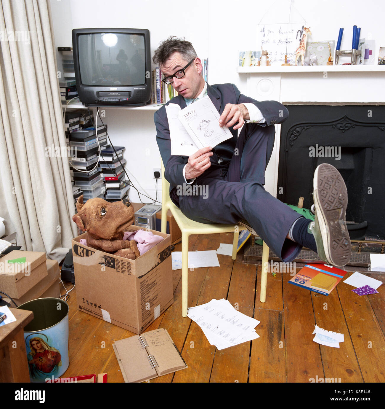 John Hegley , performance anglais poète, auteur, comédien, musicien et auteur-compositeur photographié à son domicile à Islington Londres, Angleterre, Royaume-Uni. Banque D'Images