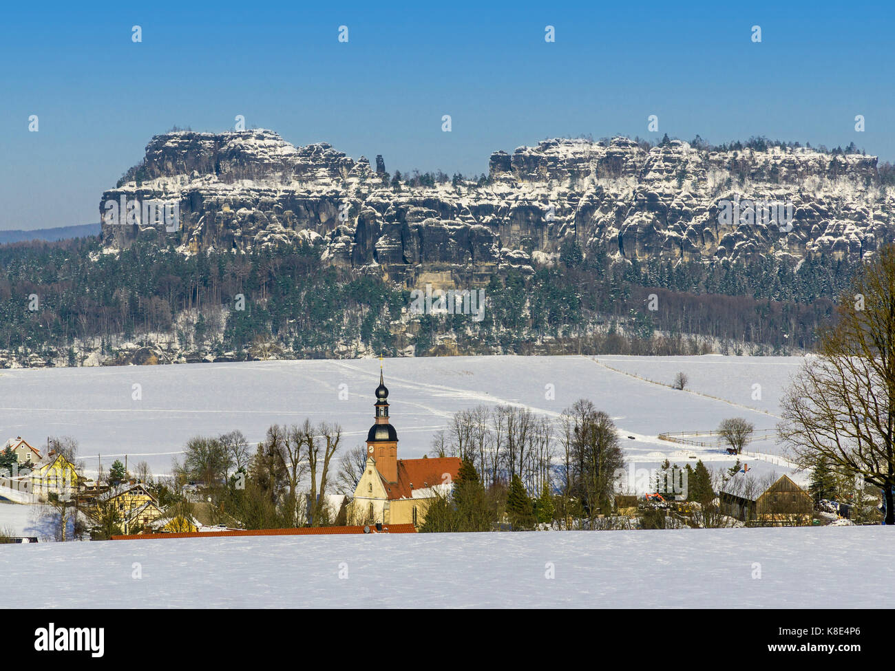 Elbsandsteingebirge, Reinhardt's village et schrammsteine dans la vue du loup, la montagne reinhardtsdorf schrammsteine und in der Ansicht vom wolfs Banque D'Images