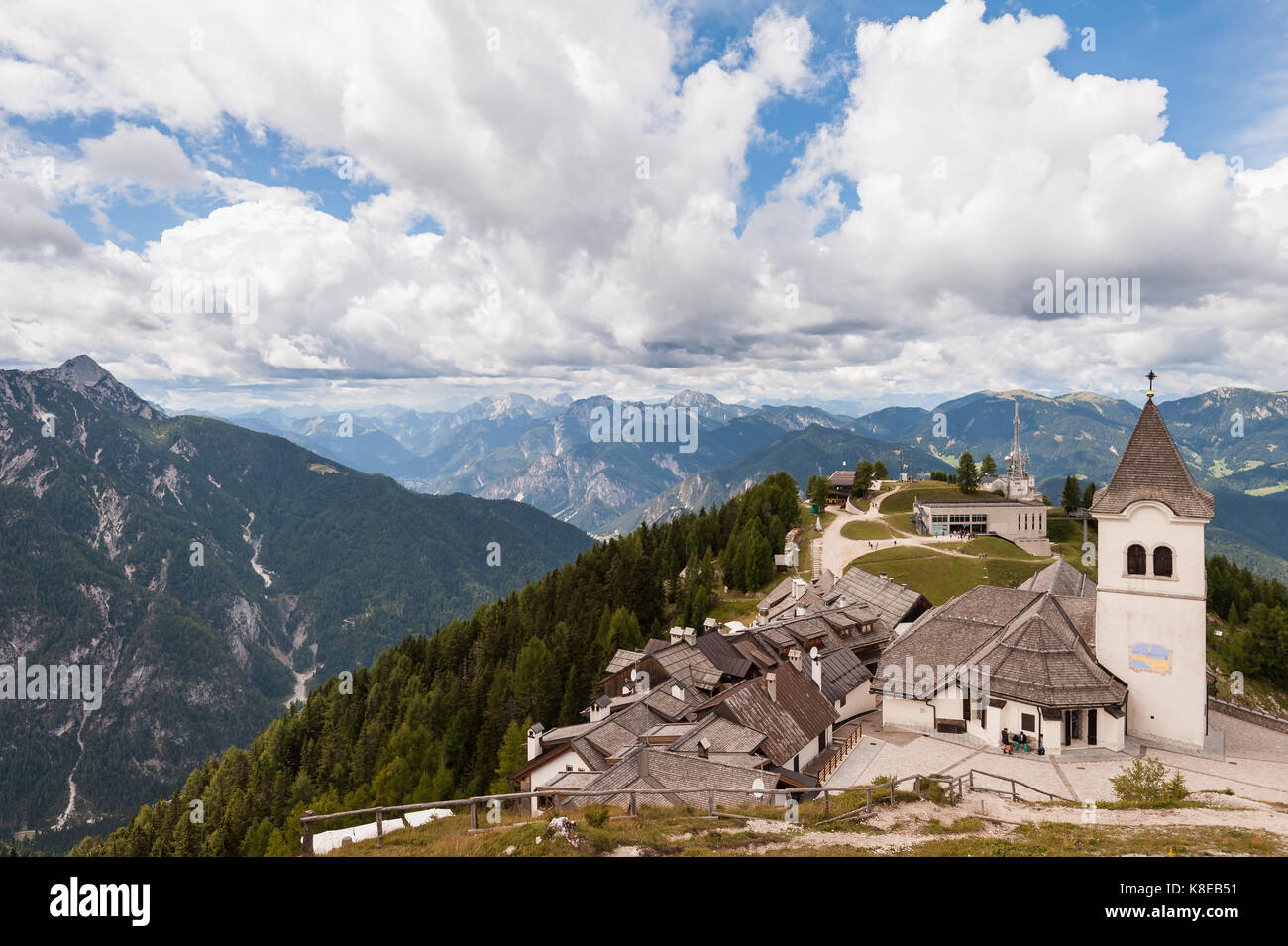 Beatifull mountain paysage avec village typique ,église et Beffroi. monte lussari italie Banque D'Images