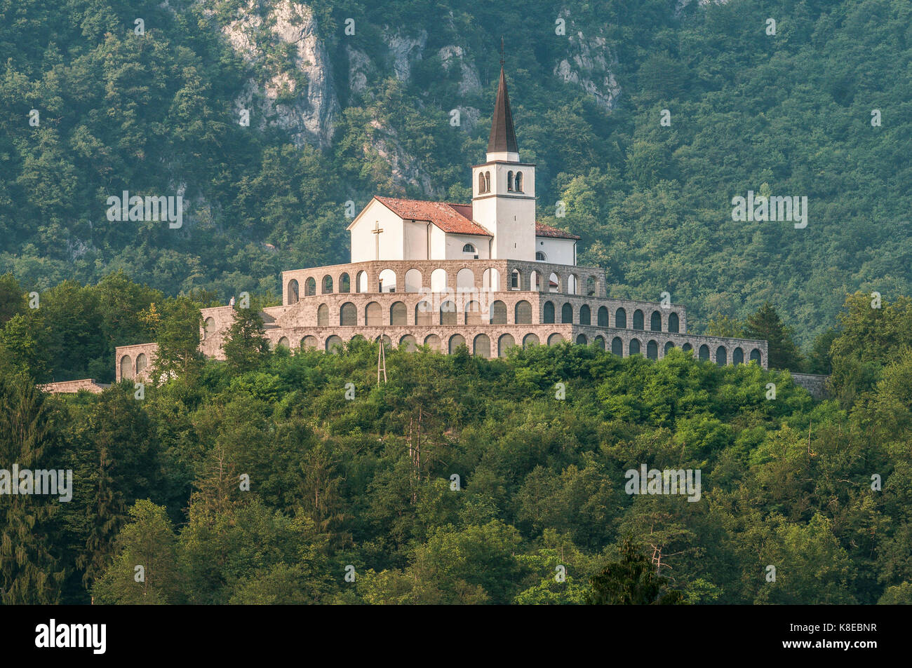 Site commémoratif de la première guerre mondiale, l'église avec cimetière militaire, charnier ou ossario, kobarid, tolmin, Slovénie Banque D'Images