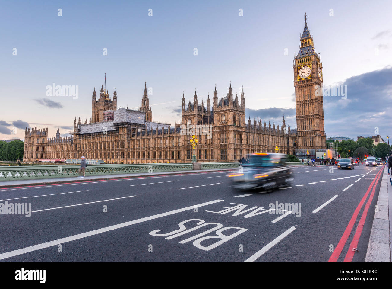Les taxis de Londres sur le pont de Westminster, le palais de Westminster, le Parlement, Big Ben, Westminster, Londres, Angleterre Banque D'Images