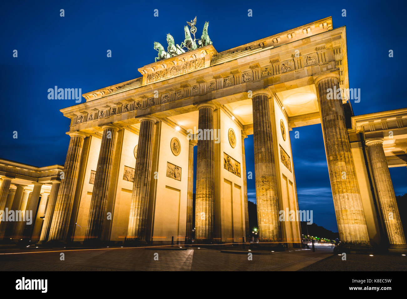 La porte de Brandebourg à la tombée de la nuit, illuminé, Pariser Platz, Berlin-mitte, Berlin, Berlin, Allemagne Banque D'Images