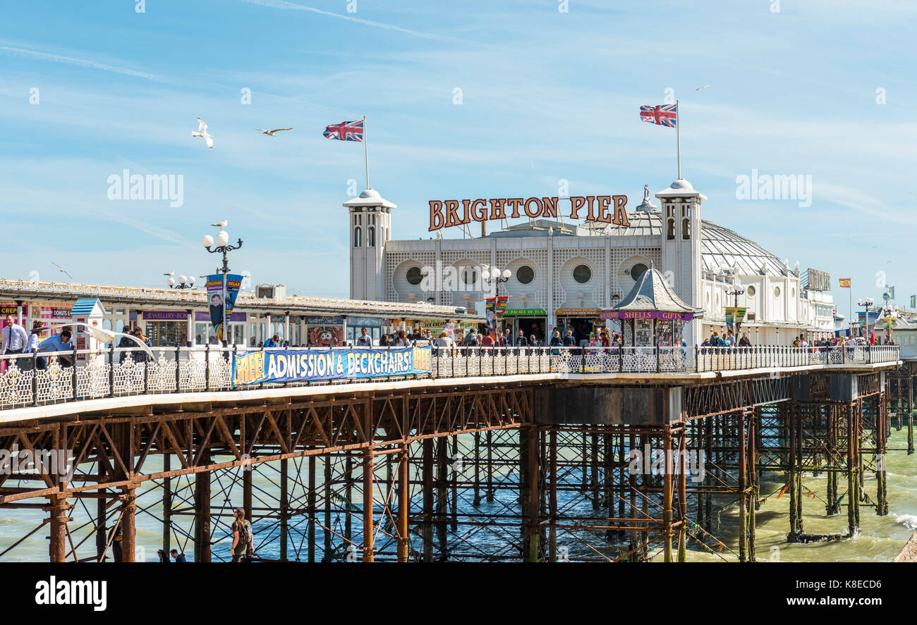 Les touristes sur le Palace Pier de Brighton, Brighton, East Sussex, Angleterre, Grande-Bretagne, Royaume-Uni Banque D'Images