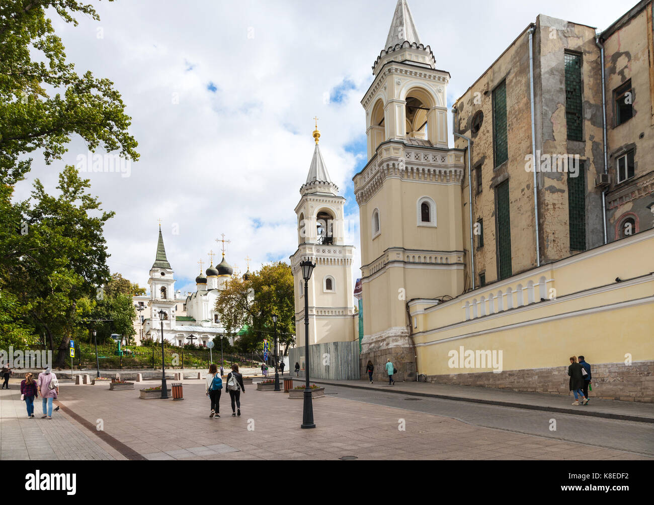 Moscou, Russie - le 16 septembre 2017 : les gens sur la rue zabelina près de mur d'ivanovsky (St Jean Baptiste) couvent et vue de l'église de St Vladimir Banque D'Images
