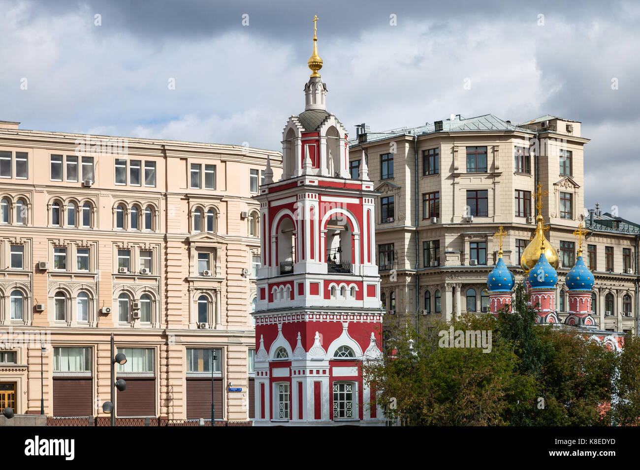 Moscou, Russie - le 16 septembre 2017 : clocher de l'église de St George (la protection de la Sainte Vierge) sur la montagne sur la rue varvarka pskov Banque D'Images