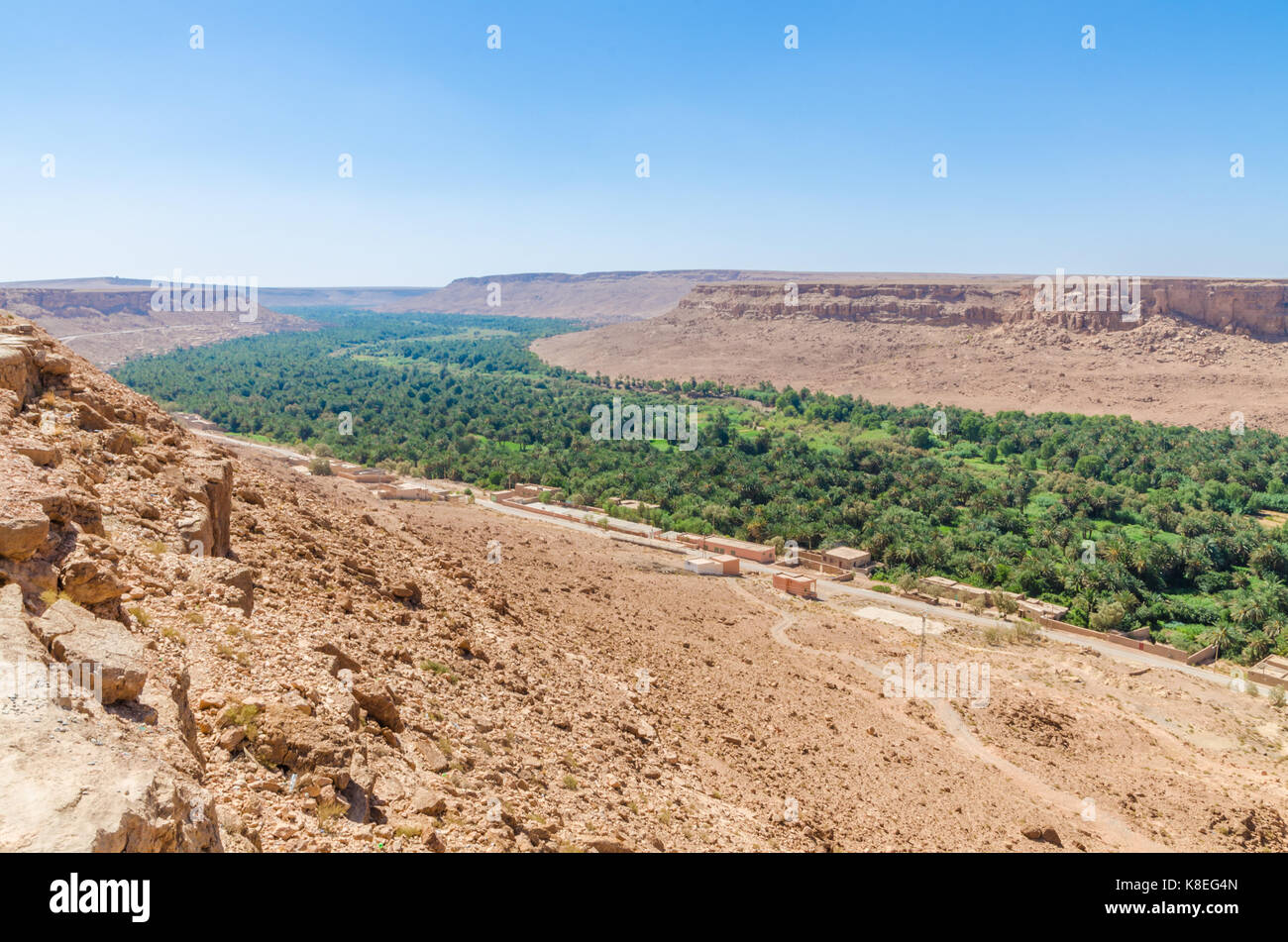 Beau paysage de la vallée de Ziz avec oasis de palmiers au Maroc, l'Afrique du Nord. Banque D'Images