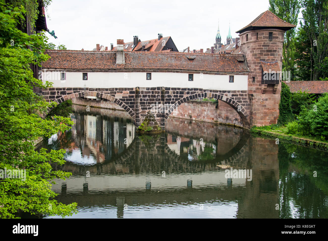 Pont historique sur la rivière Pegnitz à Nuremberg, Bavière, Allemagne Banque D'Images