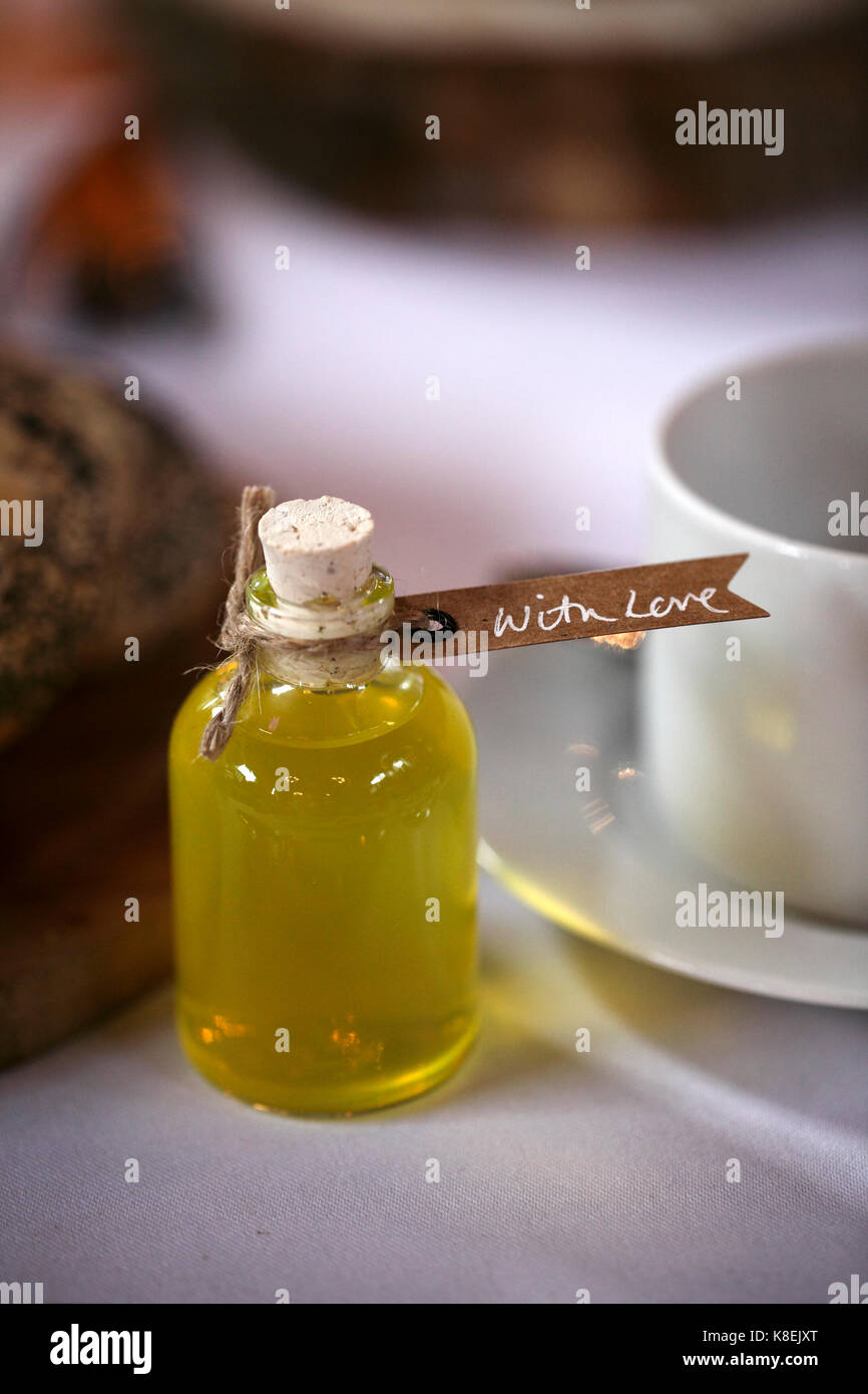 Limoncello dans une bouteille bonne chance à un mariage. Banque D'Images