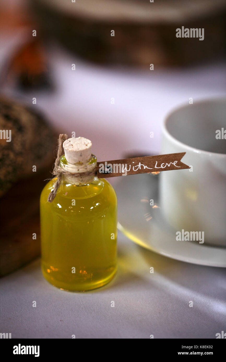Limoncello dans une bouteille bonne chance à un mariage. Banque D'Images
