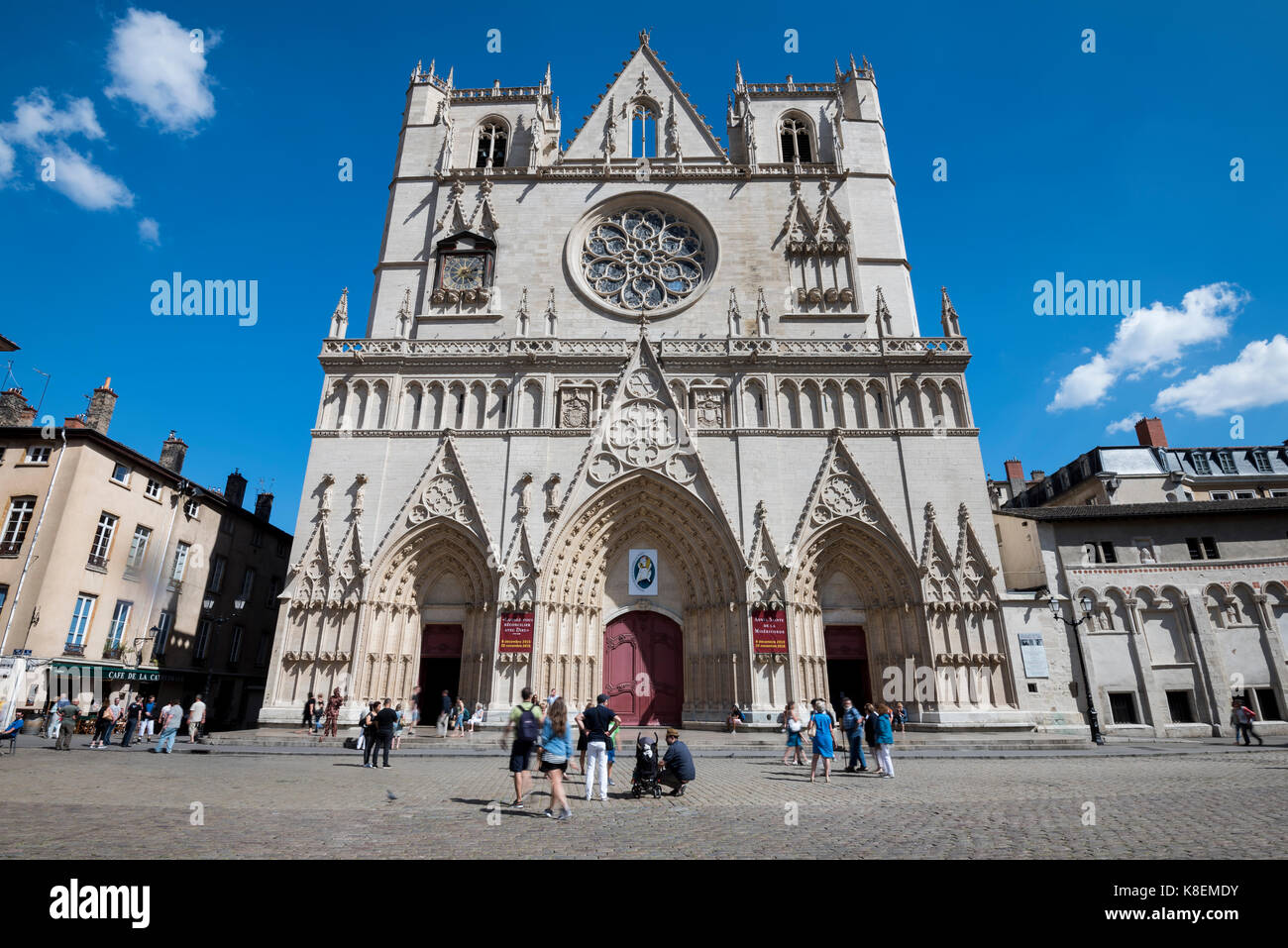 Cathédrale Saint-Jean-Baptiste de Lyon avec une foule de touristes, une église catholique romaine de premier plan sur la place Saint-Jean, Lyon, destination en France Banque D'Images