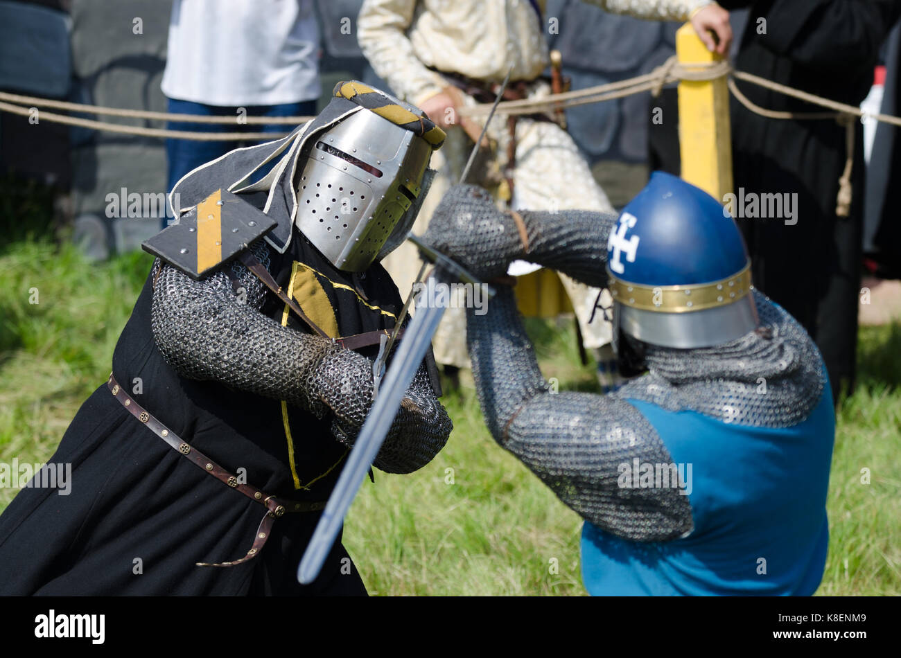 Moscou,RUSSIE-juin 06,2016 : Martial duel de deux guerriers teutoniques médiévale. Chevaliers en armure complète lutte avec des épées sur arena. Banque D'Images