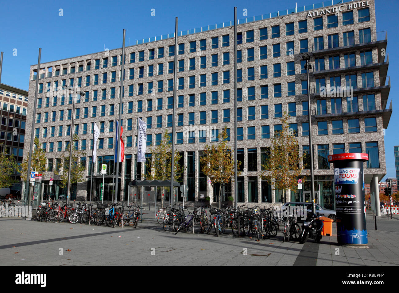 L'hôtel Atlantic à Kiel, Schleswig Holstein, Allemagne du nord, qui fait face à la gare principale Banque D'Images L'hôtel Atlantic à Kiel, Schleswig Holstein, Allemagne du nord, qui fait face à la gare principale Banque D'Images