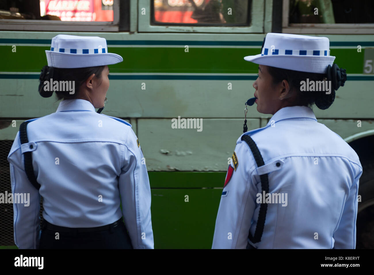 26.01.2017, Yangon, Yangon, région de la république de l'Union du Myanmar, en Asie - deux femmes agents de police de la circulation sont au bord d'une route dans la région de Yangon. Banque D'Images