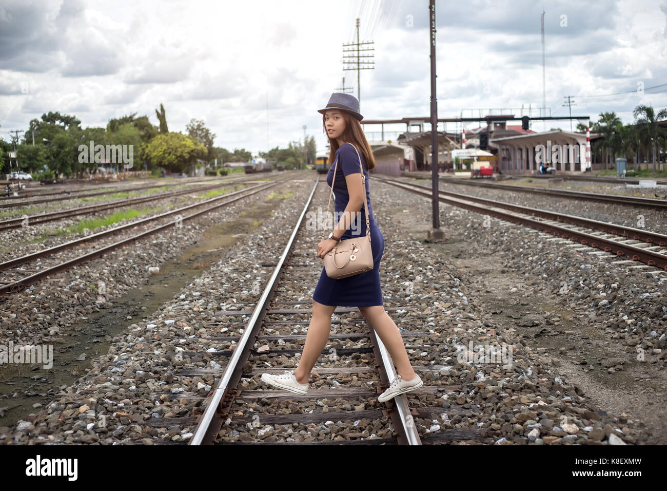 Asian thai dame marche sur chemin de fer sur journy concept en été Banque D'Images