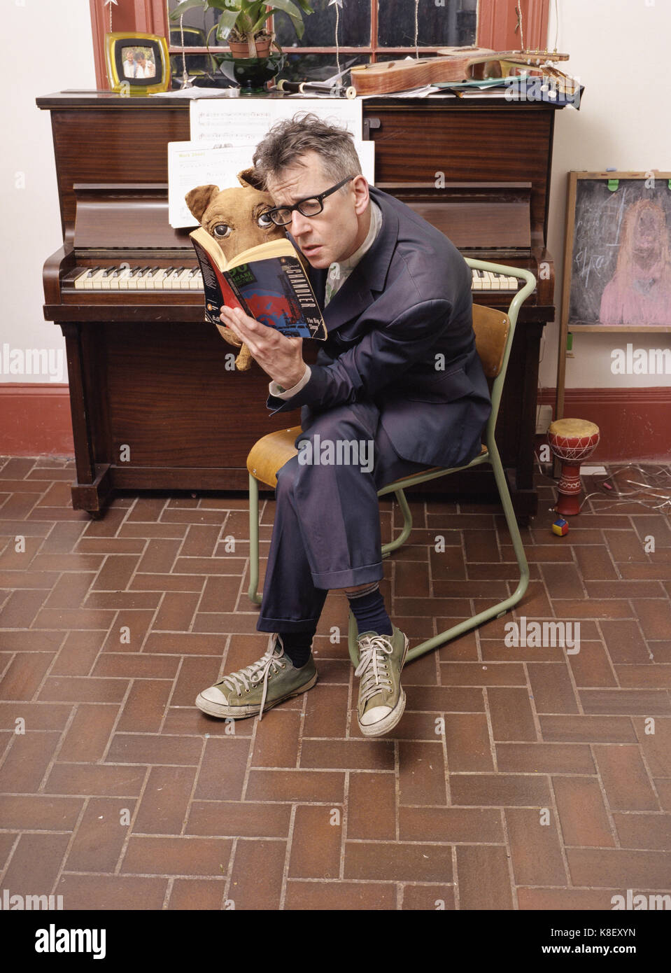 John Hegley , performance anglais poète, auteur, comédien, musicien et auteur-compositeur photographié à son domicile à Islington Londres, Angleterre, Royaume-Uni. Banque D'Images