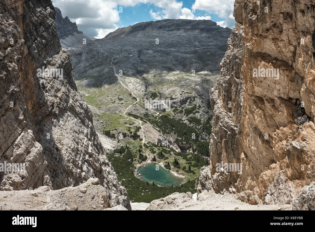 Les Dolomites, Italie du Nord. Le spectaculaire Forcella del Lago (Forcella di Lech) sur l'Alta Via 1 chemin de longue distance, avec au-delà de Piccolo Lagazuoi Banque D'Images