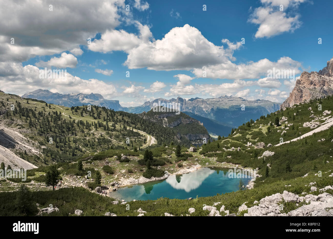 Les Dolomites, Italie du Nord. Le lac Lago di Lagazuoi est à 2182m sur l'Alta Via 1 chemin de longue distance Banque D'Images