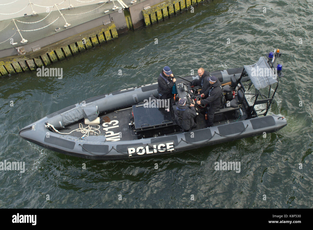 La police a rencontré l'unité de police maritime RIB MP13 patrouiller le King George V Verrouiller dans les Docklands. London UK Banque D'Images