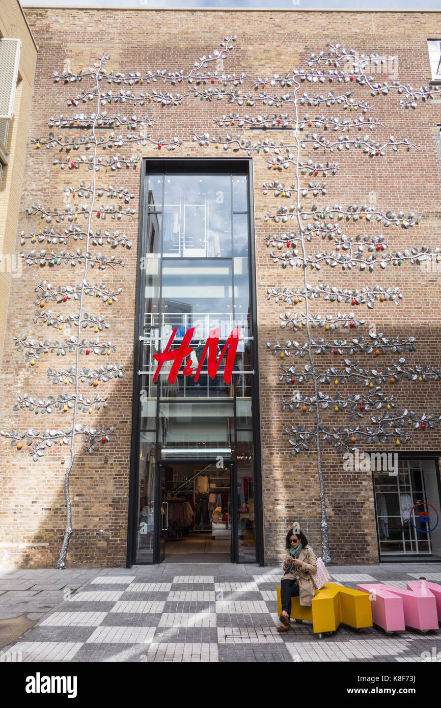 H&M la haute chaîne suédoise street fashion lance leur dernier magasin à Covent Garden's new Mercer à pied le développement, Londres, UK Banque D'Images