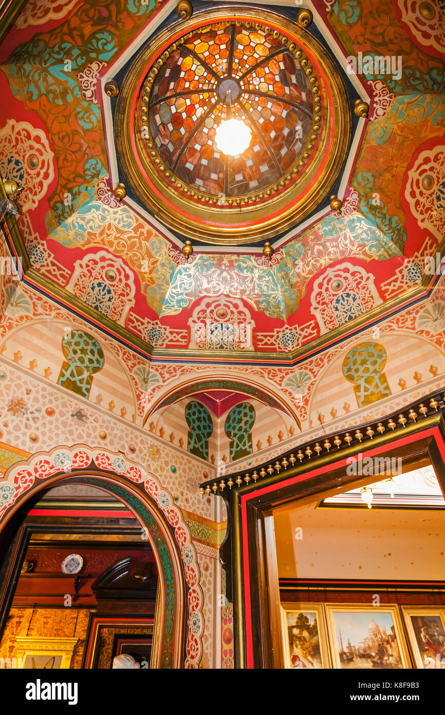 L'Angleterre, dans le Dorset, Bournmouth, le Russell Coates Art Gallery and Museum, vue intérieure Banque D'Images