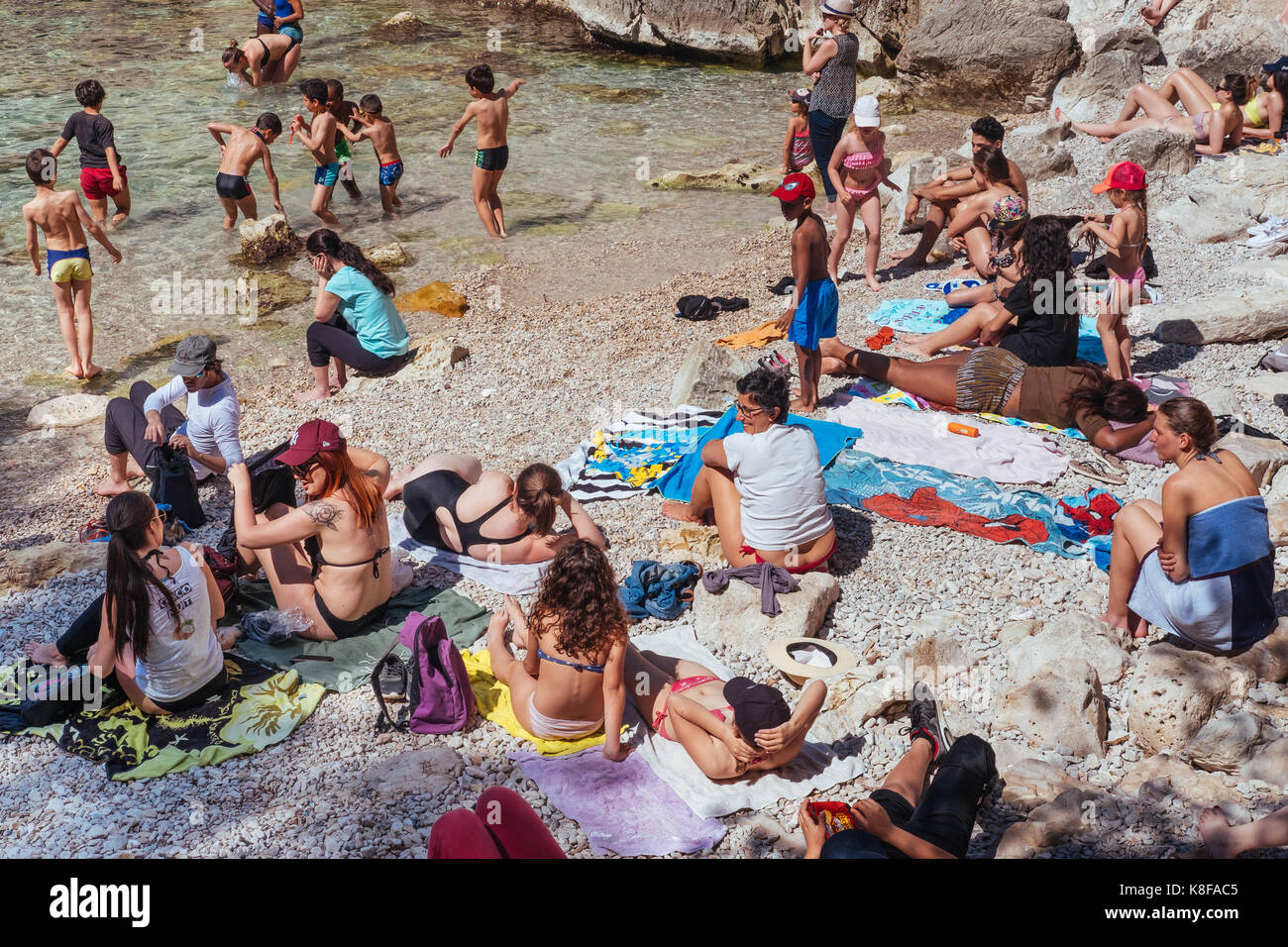 Crawded et petite plage, calanque de Sugiton,parc national des calanques, dans le sud de la france Banque D'Images