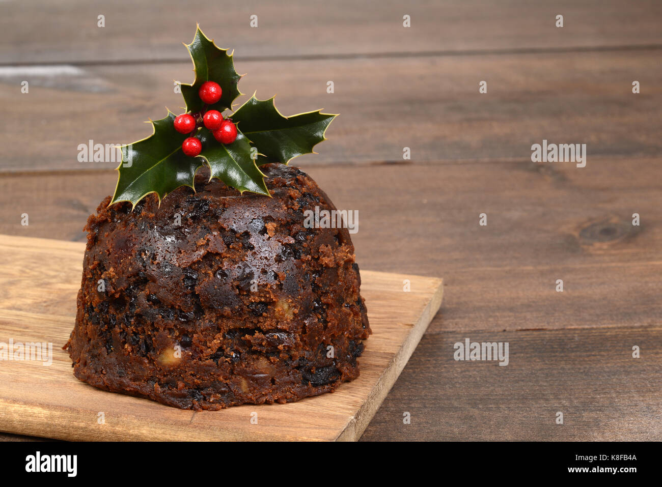 Le pudding de Noël avec le houx Banque D'Images