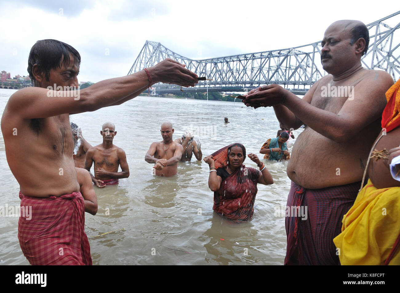 Une statue d'argile de la déesse hindoue Durga indienne est amené d'un atelier en kumartoli l'idole, village des décideurs, en bateau sur le Gange Banque D'Images