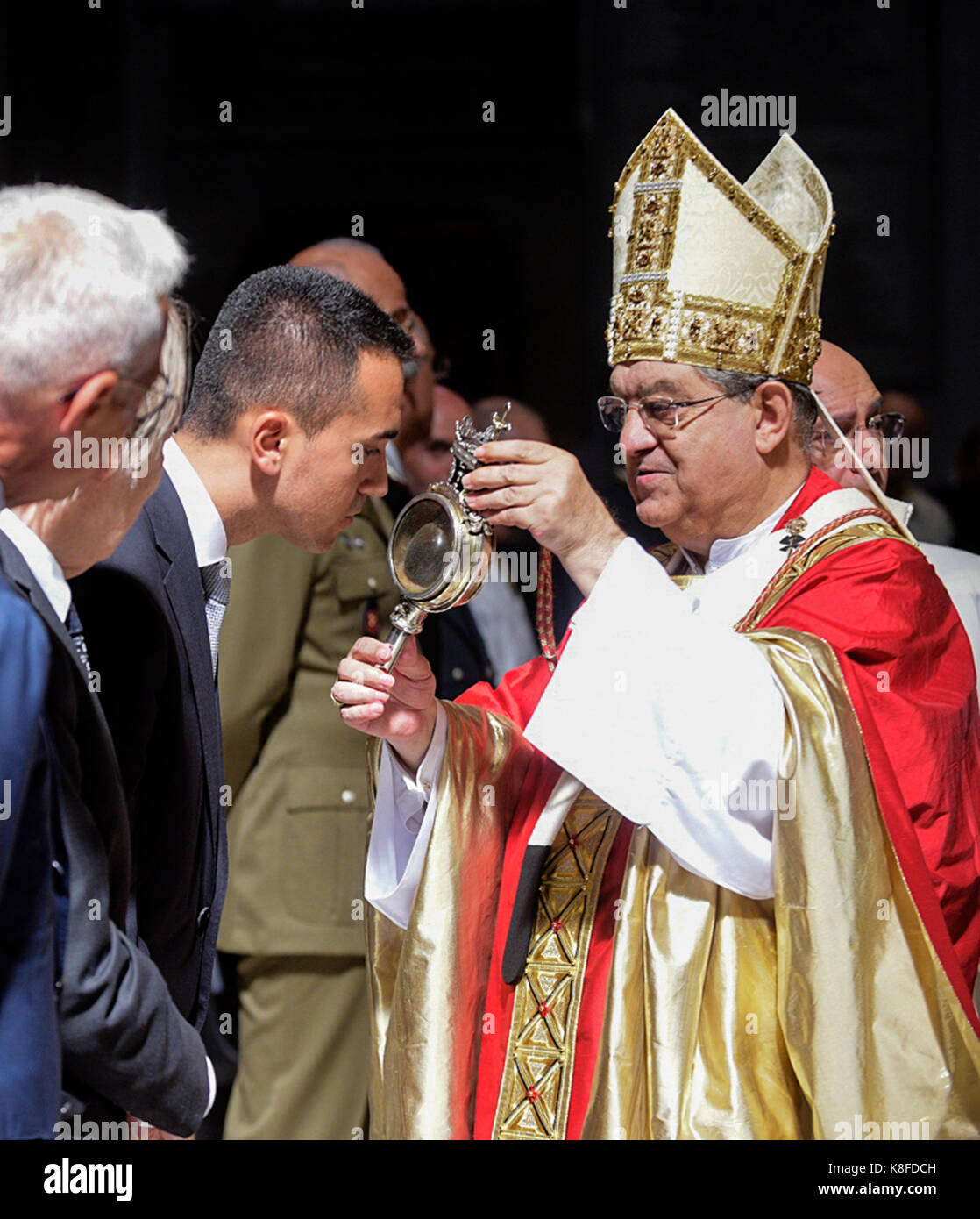 Luigi di maio est vice-président de la mouvement 5 étoiles pour premier office. c'est le premier événement public après l'annonce de la nomination de Naples à assister le miracle de San Gennaro tout en embrassant le saxophone après le miracle. 19/9/2017, Naples, Italie Banque D'Images