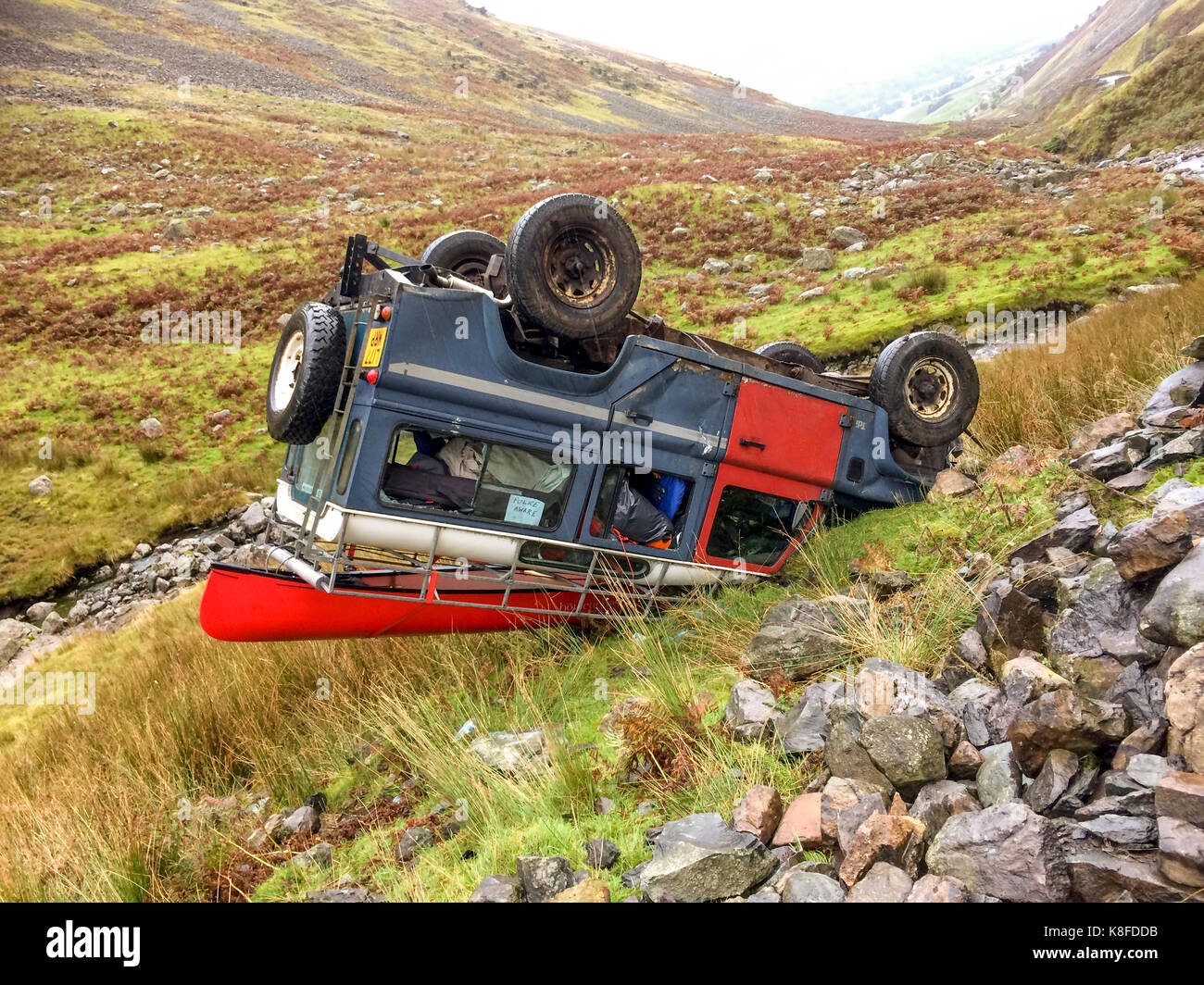 Près de Ambleside, Lake district, UK. Sep 19, 2017. d'un land rover renversée sur son toit après avoir perdu le contrôle et l'éclatement d'un muret de pierres sèches le long du côté de la route le plus élevé du Lake district, l'kirkstone pass. crédit : rafael garea-balado/Alamy live news Banque D'Images