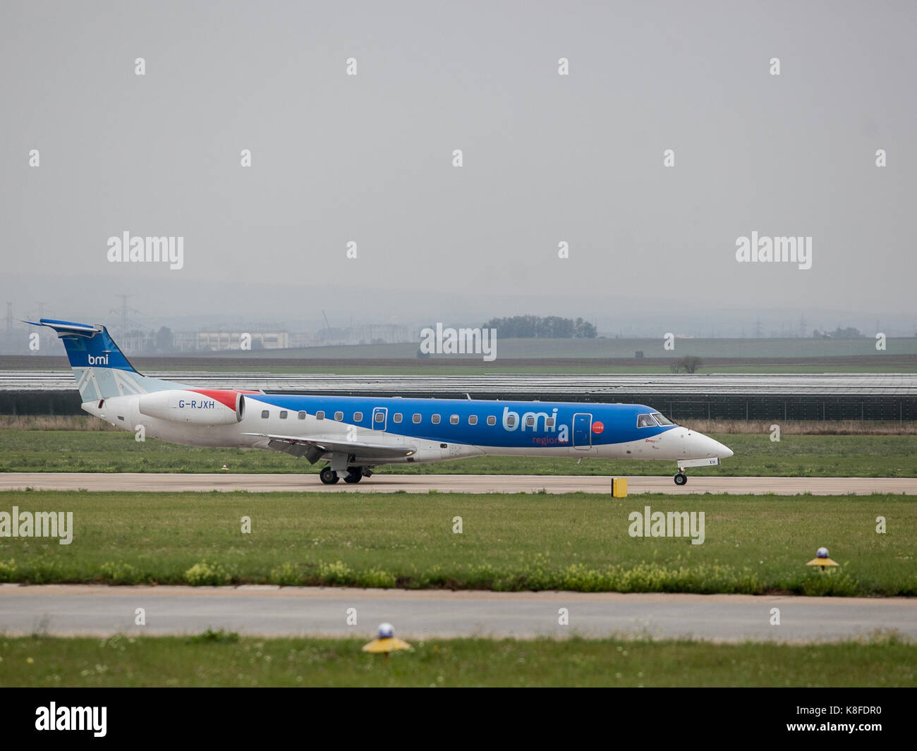 Brno, République tchèque. Sep 19, 2017. avion Embraer ERJ-145EP (bmi régional) est vu à Brno, en République tchèque, le 19 septembre 2017. Deux de ces avions passent sur la ligne de Brno à Munich depuis le 19 septembre. dont une sera une publicité pour la ville de Brno et une pour la région de Moravie du sud. on porte le petit logo de Brno et le petit dragon inscription se référant à la dragon de Brno, la deuxième inscription esprit de Moravie du sud. crédit : vaclav salek/ctk photo/Alamy live news Banque D'Images