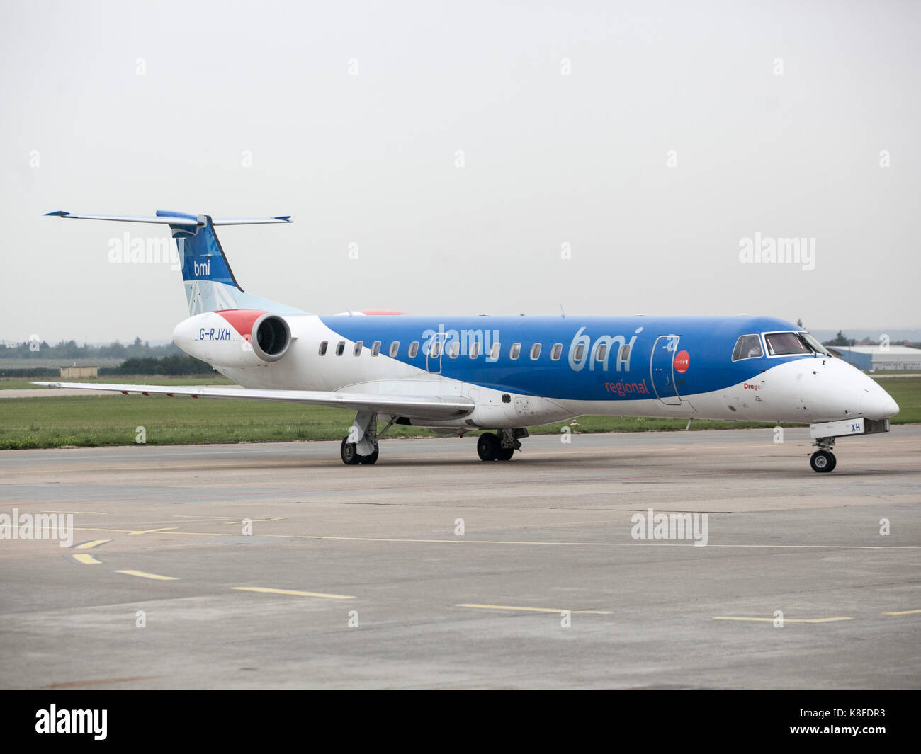 Brno, République tchèque. Sep 19, 2017. avion Embraer ERJ-145EP (bmi régional) est vu à Brno, en République tchèque, le 19 septembre 2017. Deux de ces avions passent sur la ligne de Brno à Munich depuis le 19 septembre. dont une sera une publicité pour la ville de Brno et une pour la région de Moravie du sud. on porte le petit logo de Brno et le petit dragon inscription se référant à la dragon de Brno, la deuxième inscription esprit de Moravie du sud. crédit : vaclav salek/ctk photo/Alamy live news Banque D'Images