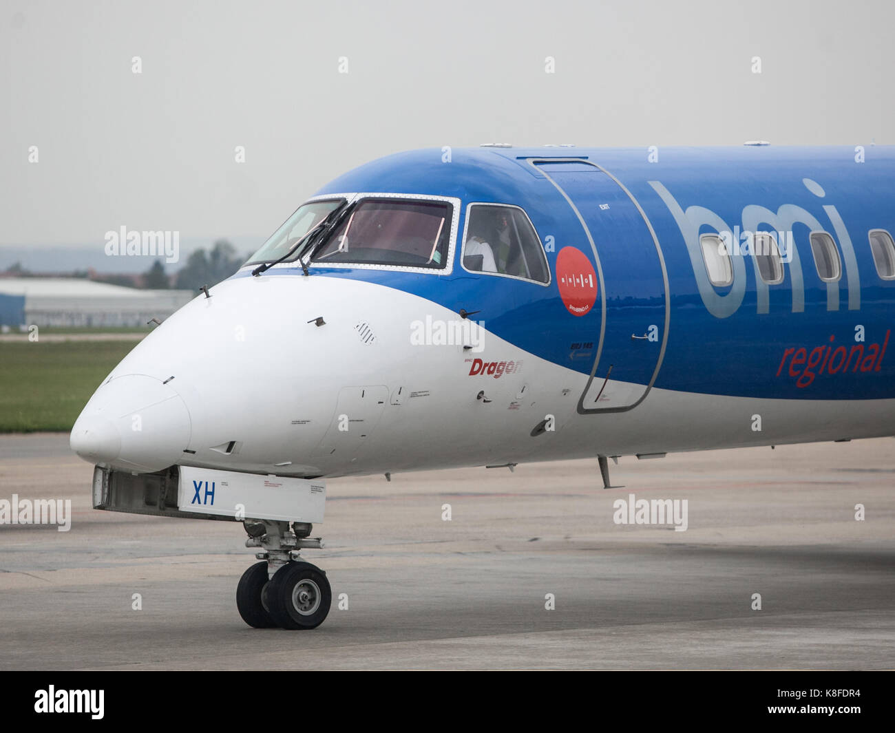 Brno, République tchèque. Sep 19, 2017. avion Embraer ERJ-145EP (bmi régional) est vu à Brno, en République tchèque, le 19 septembre 2017. Deux de ces avions passent sur la ligne de Brno à Munich depuis le 19 septembre. dont une sera une publicité pour la ville de Brno et une pour la région de Moravie du sud. on porte le petit logo de Brno et le petit dragon inscription se référant à la dragon de Brno, la deuxième inscription esprit de Moravie du sud. crédit : vaclav salek/ctk photo/Alamy live news Banque D'Images