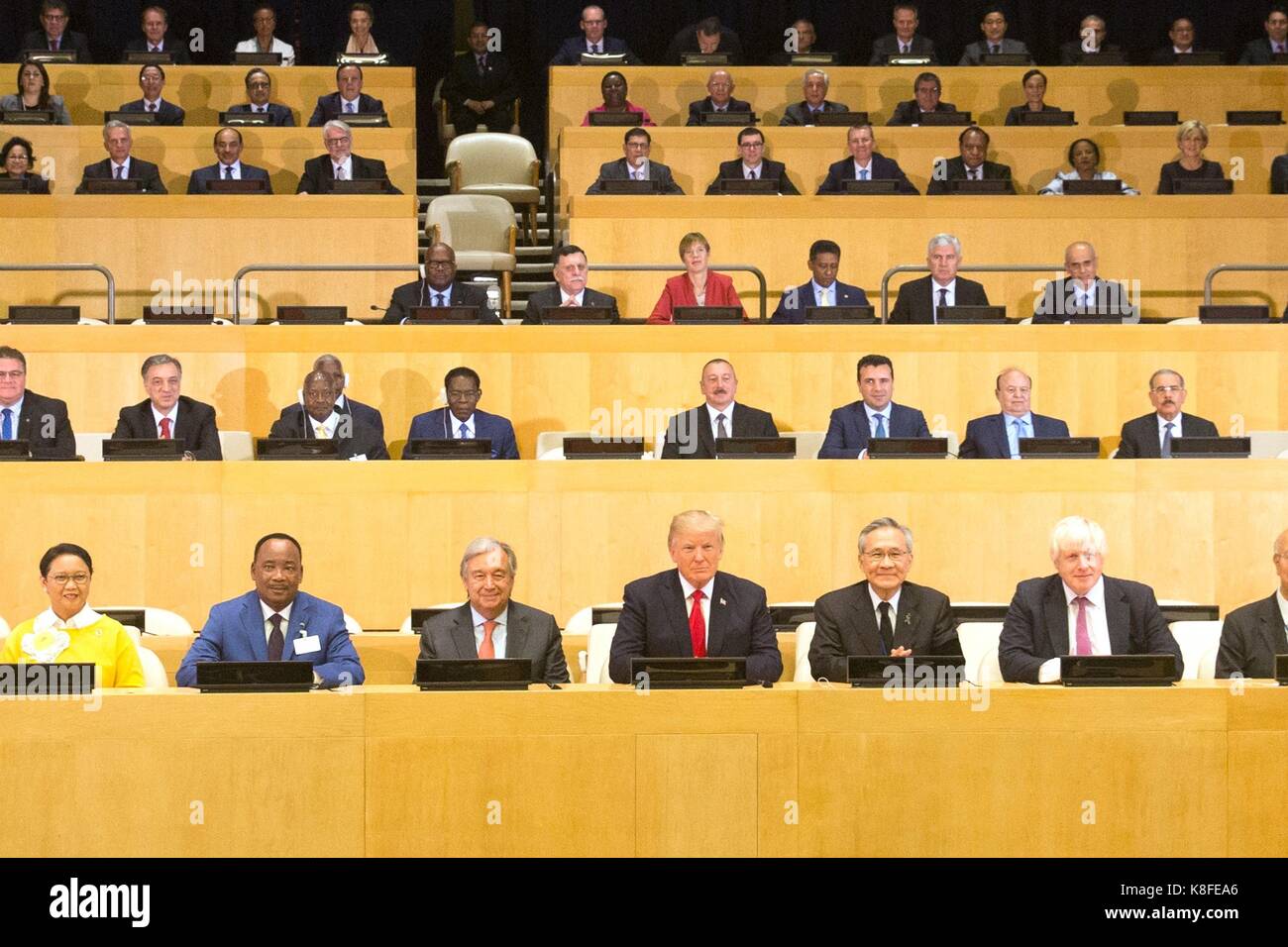 Le président américain Donald Trump, centre, siège avec les dirigeants du monde en groupe à l''reformant l'Organisation des Nations unies : la gestion, la sécurité et le développement au cours de la réunion de la 72e session de l'assemblée générale des Nations unies le 18 septembre 2017 à new york. Le secrétaire général des Nations unies, Antonio Guterres est aux présidents de gauche. Banque D'Images