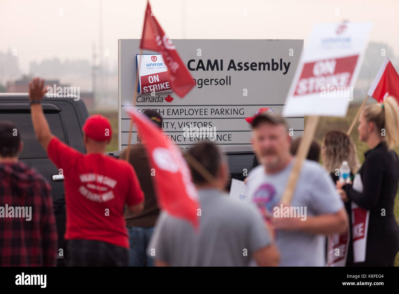 Ingersoll, en Ontario, Canada. Sep 19, 2017. travailleurs de 88 locaux unifor à pied la ligne de piquetage devant l'usine d'assemblage CAMI à Ingersoll, ON., sur sept., 19, 2017. Les travailleurs se sont mis en grève le 17 septembre 2017 après leur contrat de quatre ans a expiré. crédit : mark spowart/Alamy live news Banque D'Images