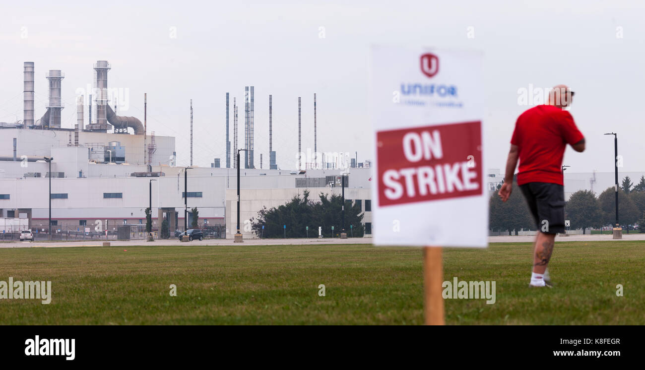 Ingersoll, en Ontario, Canada. Sep 19, 2017. un travailleur passe devant l'usine de montage de GM à CAMI à Ingersoll, ON., sur sept., 19, 2017. travailleurs de l'usine se sont mis en grève, 17 sept., 2017 après leur contrat de quatre sans renouvellement expried. crédit : mark spowart/Alamy live news Banque D'Images