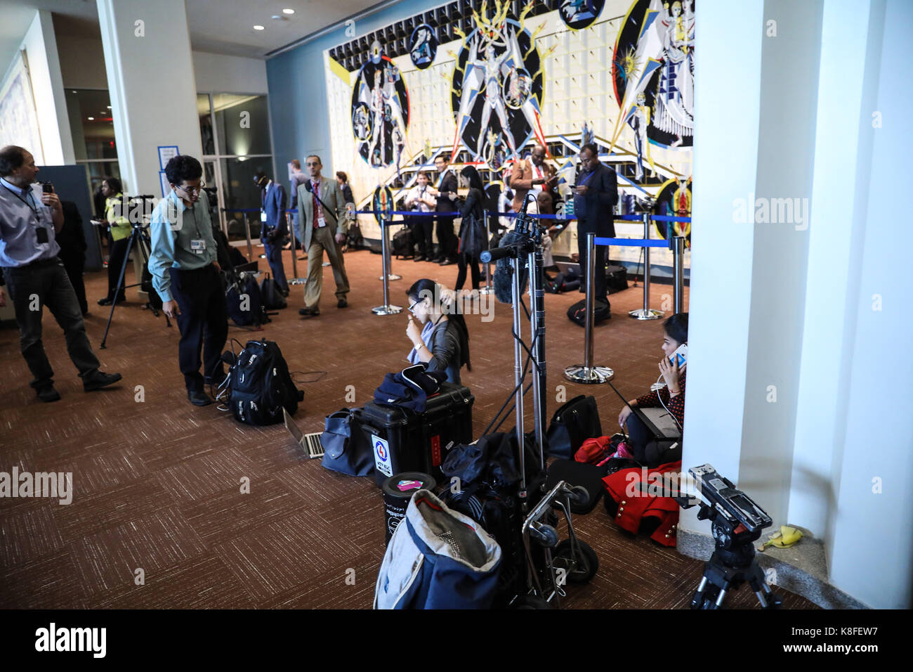 Les journalistes du monde entier attendent mardi la 72ème session plénière de l'Assemblée générale des Nations Unies (AGNU) au siège de l'ONU à New York (PHOTO : Vanessa CARVALHO/BRÉSIL) Banque D'Images