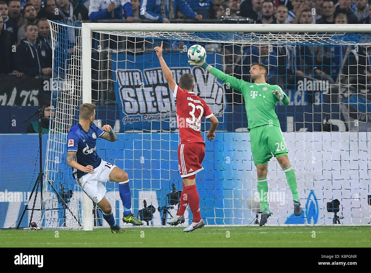 Gelsenkirchen, Allemagne. 19 septembre 2017. Grosschance : v.l. Guido Burgstaller (S04), Joshua Kimmich (FCB), Torwart Sven Ulreich (FCB). GES/ Fussball/ 1. Bundesliga: Schalke 04 - FC Bayern Munich, 19.09.2017 football: Bundesliga: Schalke 04 contre FC Bayern Munich, lieu, 19 septembre 2017 | Verwendung weltweit crédit: dpa/Alay Live News Banque D'Images