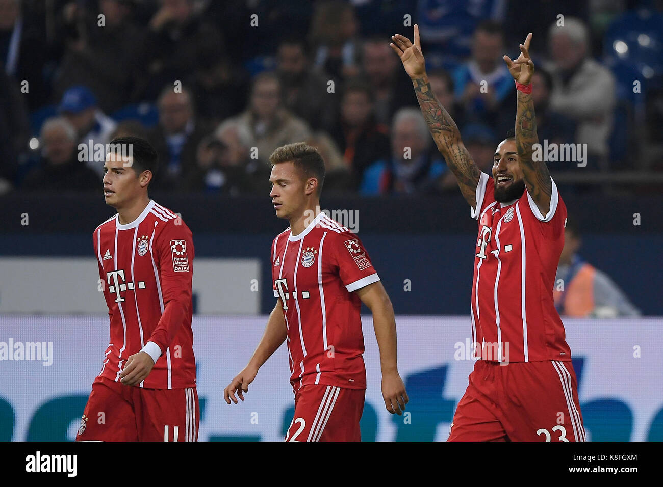 Gelsenkirchen, Allemagne. 19 septembre 2017. Jubel ueber das 0:3: v.l. James Rodriguez (FCB), Joshua Kimmich (FCB), Torschuetze Arturo Vidal (FCB). GES/ Fussball/ 1. Bundesliga: Schalke 04 - FC Bayern Munich, 19.09.2017 football: Bundesliga: Schalke 04 contre FC Bayern Munich, lieu, 19 septembre 2017 | Verwendung weltweit crédit: dpa/Alay Live News Banque D'Images