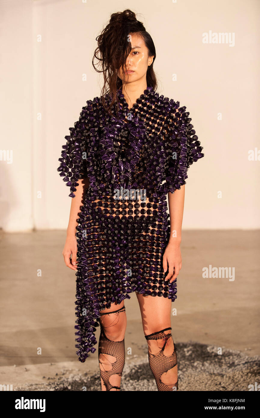 Londres, Royaume-Uni. Sep 19, 2017. En liant avec la Semaine de la mode de Londres, les designer diplômé Rhys Ellis créée sa collection printemps/été 2018 aujourd'hui en collaboration avec Oliver Thomas Lipp au Dray Walk Gallery, Londres, Royaume-Uni. 19 septembre 2017. Designer diplômé Rhys Ellis à partir de Birmingham a été présenté lors de la Fashion Week 2016 Études supérieures à Londres, et également à l'exposition de vêtements 2016 au NEC de Birmingham. Rhys a développé son style plus loin avec son nouveau prêt-à-porter a présenté aujourd'hui. Crédit : Antony l'ortie/Alamy Live News Banque D'Images