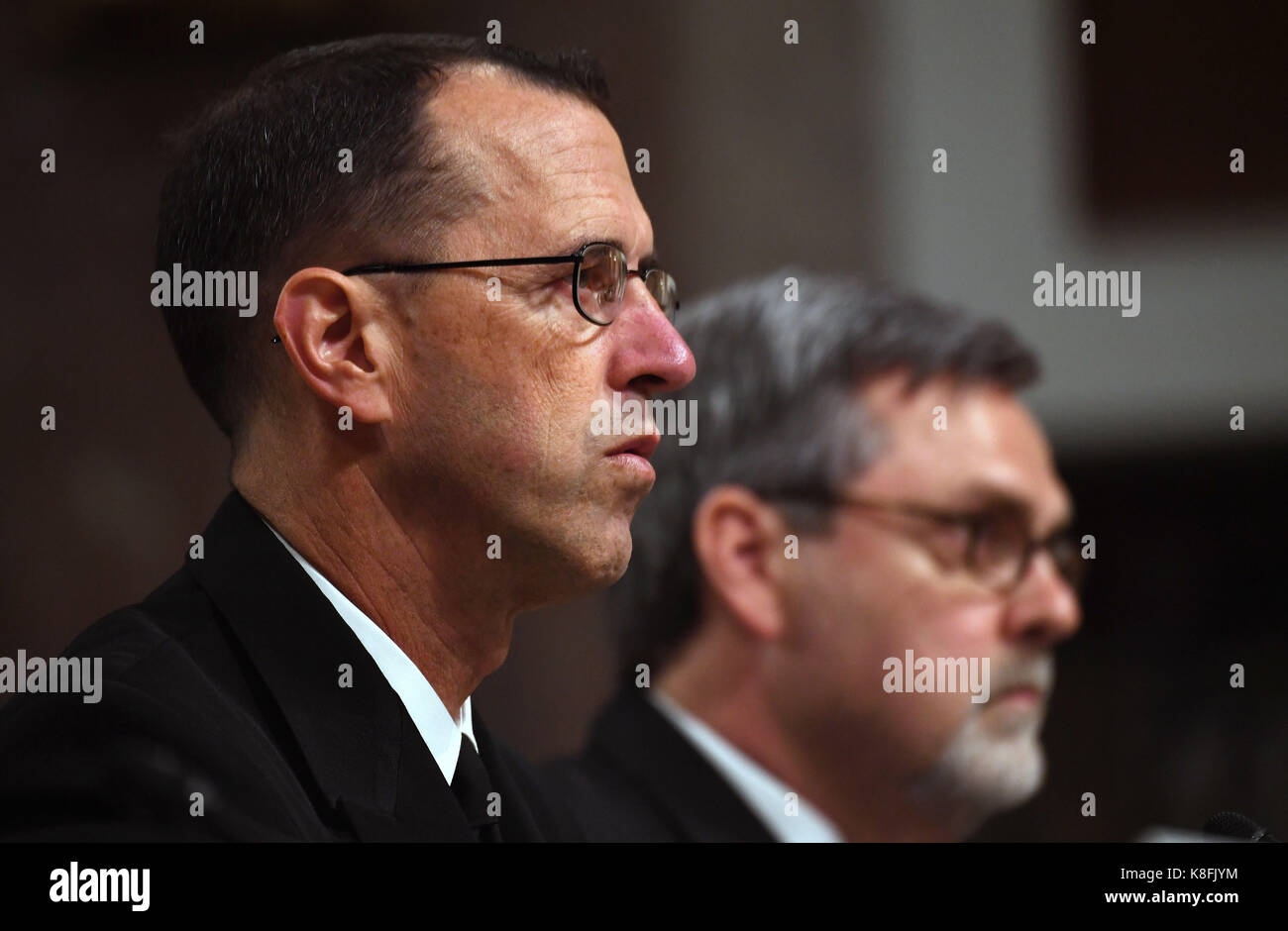 Washington, USA. Sep 19, 2017. Chef des opérations navales amiral John Richardson (l) participe à une audition sur les récents incidents de la marine américaine avant que des forces armées du Sénat sur le Capitole à Washington, DC, États-Unis, sur sept. 19, 2017. haut dirigeants de la marine américaine ont été invités à faire mieux le mardi qu'ils ont comparu devant le sénat audition sur une série de collisions mortelles impliquant des navires de la flotte du Pacifique. crédit : yin bogu/Xinhua/Alamy live news Banque D'Images