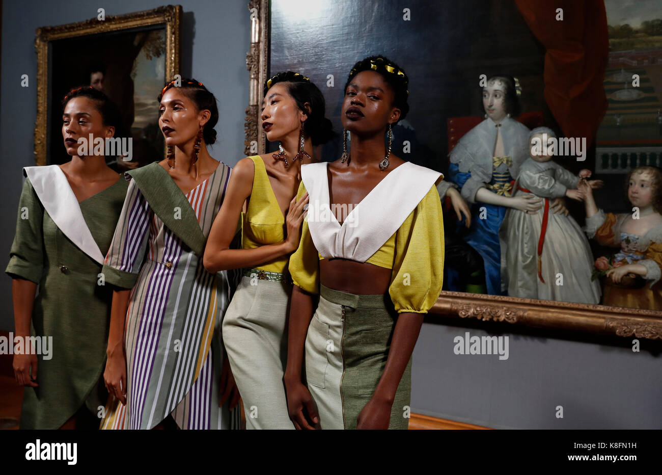 Londres, Grande-Bretagne. Sep 19, 2017. modèles présent tata naka creations de collection printemps/été 2018 lors de la London fashion week au National Portrait Gallery de Londres, Grande-Bretagne, sur sept. 19, 2017. crédit : han yan/Xinhua/Alamy live news Banque D'Images