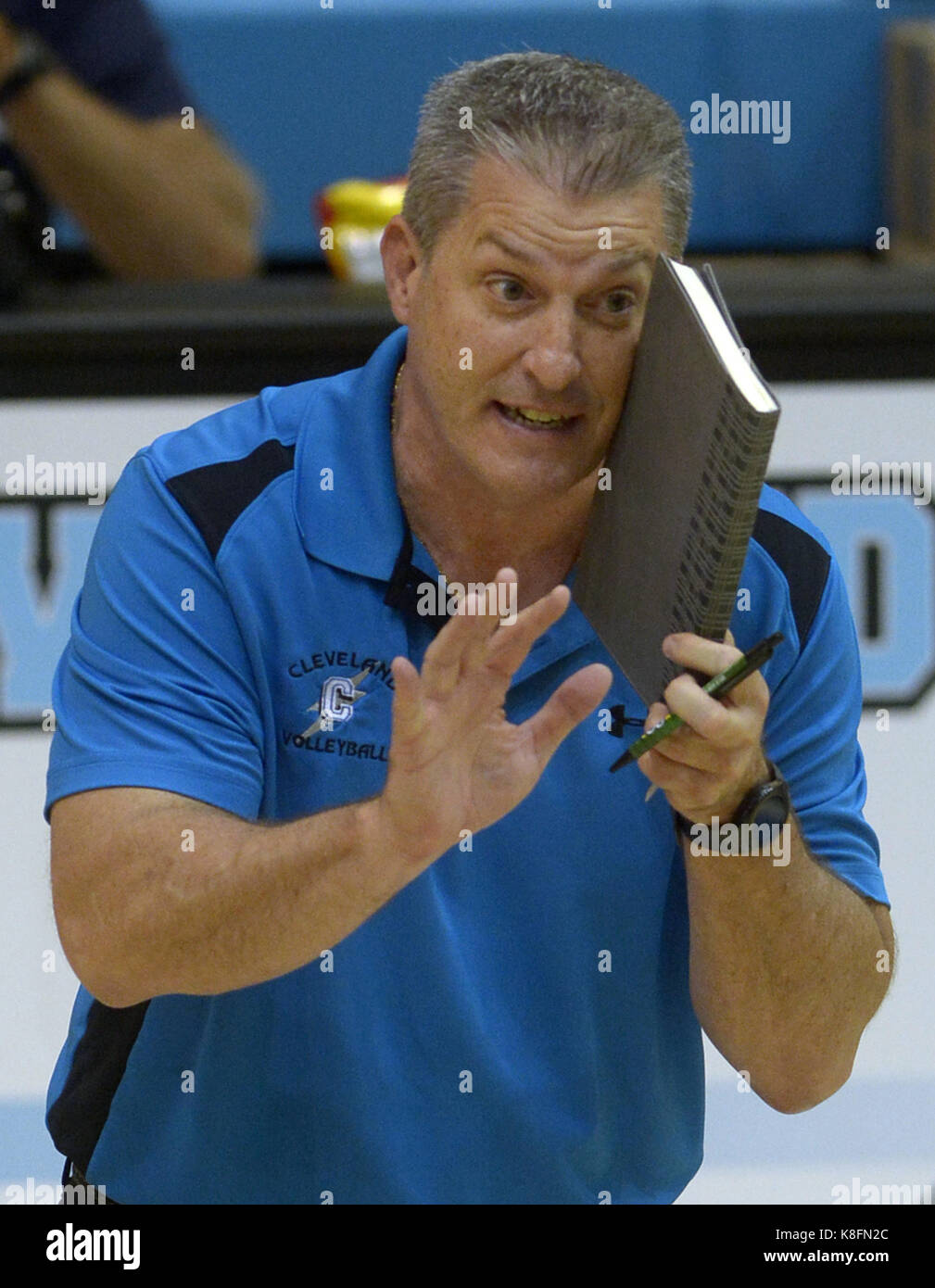 Usa. Sep 19, 2017. SPORTS -- Cleveland coach Brian Ainsworth des chuchotements derrière un guide commercial de la ligne latérale pendant le jeu avec le Sandia à Cleveland le Mardi, Septembre 19, 2017. Credit : Greg Sorber/Albuquerque Journal/ZUMA/Alamy Fil Live News Banque D'Images