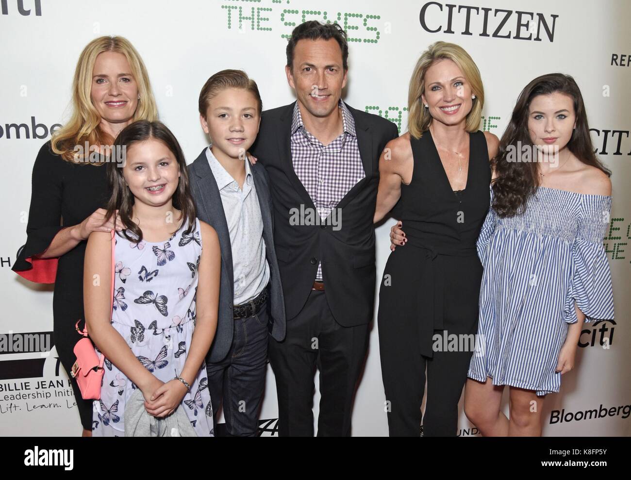 New York, NY, USA. Sep 19, 2017. Elisabeth Shue, ava mcintosh, Wyatt shue, Andrew shue, amy robach, annie mcintosh aux arrivées de bataille des sexes le dépistage, la School of visual arts (SVA) theatre, New York, NY Le 19 septembre 2017. crédit : Derek storm/everett collection/Alamy live news Banque D'Images New York, NY, USA. Sep 19, 2017. Elisabeth Shue, ava mcintosh, Wyatt shue, Andrew shue, amy robach, annie mcintosh aux arrivées de bataille des sexes le dépistage, la School of visual arts (SVA) theatre, New York, NY Le 19 septembre 2017. crédit : Derek storm/everett collection/Alamy live news Banque D'Images
