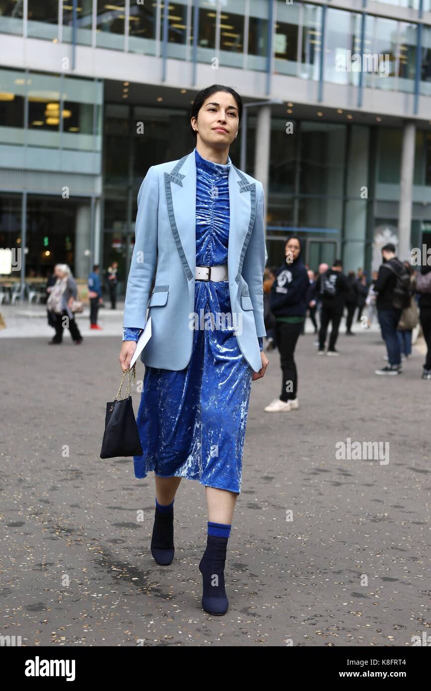 Caroline Issa, rédactrice de Tank Magazine, posant à l'extérieur du spectacle de piste Christopher Kane pendant la semaine de mode de Londres - 18 septembre 2017 - photo: Piste Manhattan/Valentina Ranieri ***pour usage éditorial seulement*** | Verwendung weltweit Banque D'Images