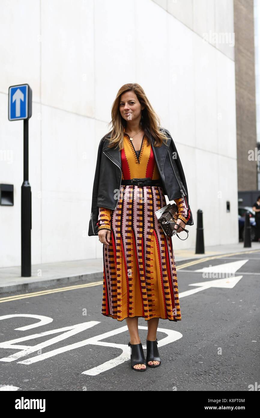 Un showgoer chic posant dehors du défilé erdem lors de la London fashion week - sept 18, 2017 - Photo : manhattan piste/valentina ranieri ***pour un usage éditorial uniquement*** | verwendung weltweit Banque D'Images