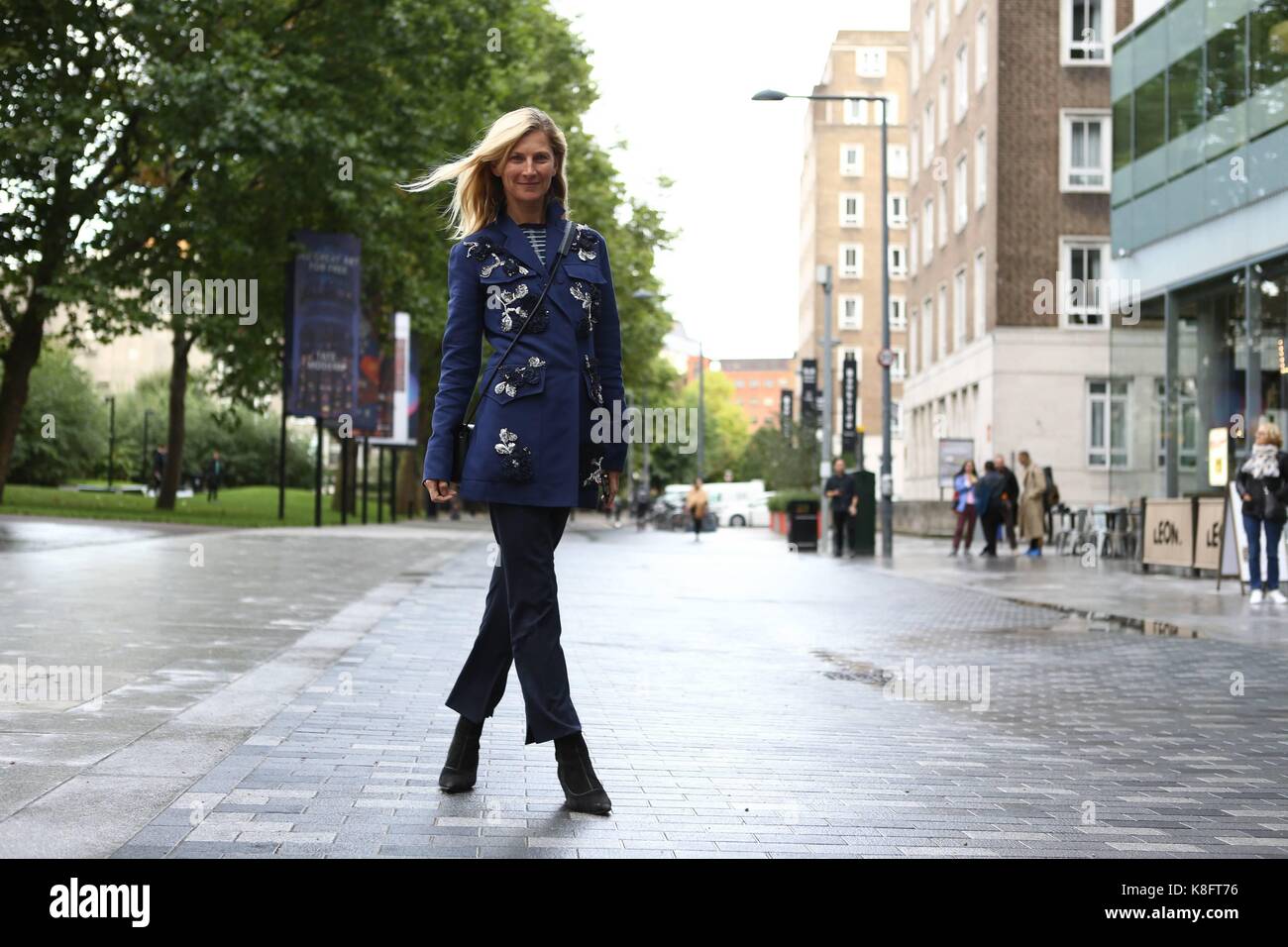 Londres, grossbritannien. 18 sep, 2017. Elizabeth von guttman, fondateur de la revue du système, ce qui pose à l'extérieur de la Christopher kane défilé lors de la London fashion week - sept 18, 2017 - crédit : manhattan piste/valentina ranieri ***pour un usage éditorial uniquement*** | verwendung weltweit/dpa/Alamy live news Banque D'Images