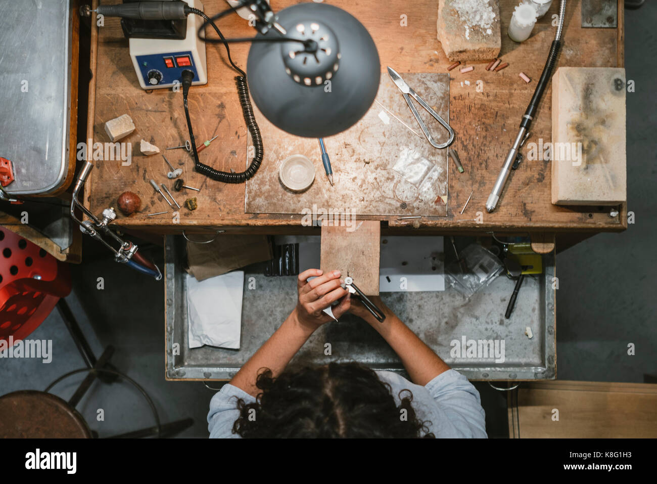 Vue supérieure de l'adaptation à l'aide de bijoutier femelle vu au workbench Banque D'Images