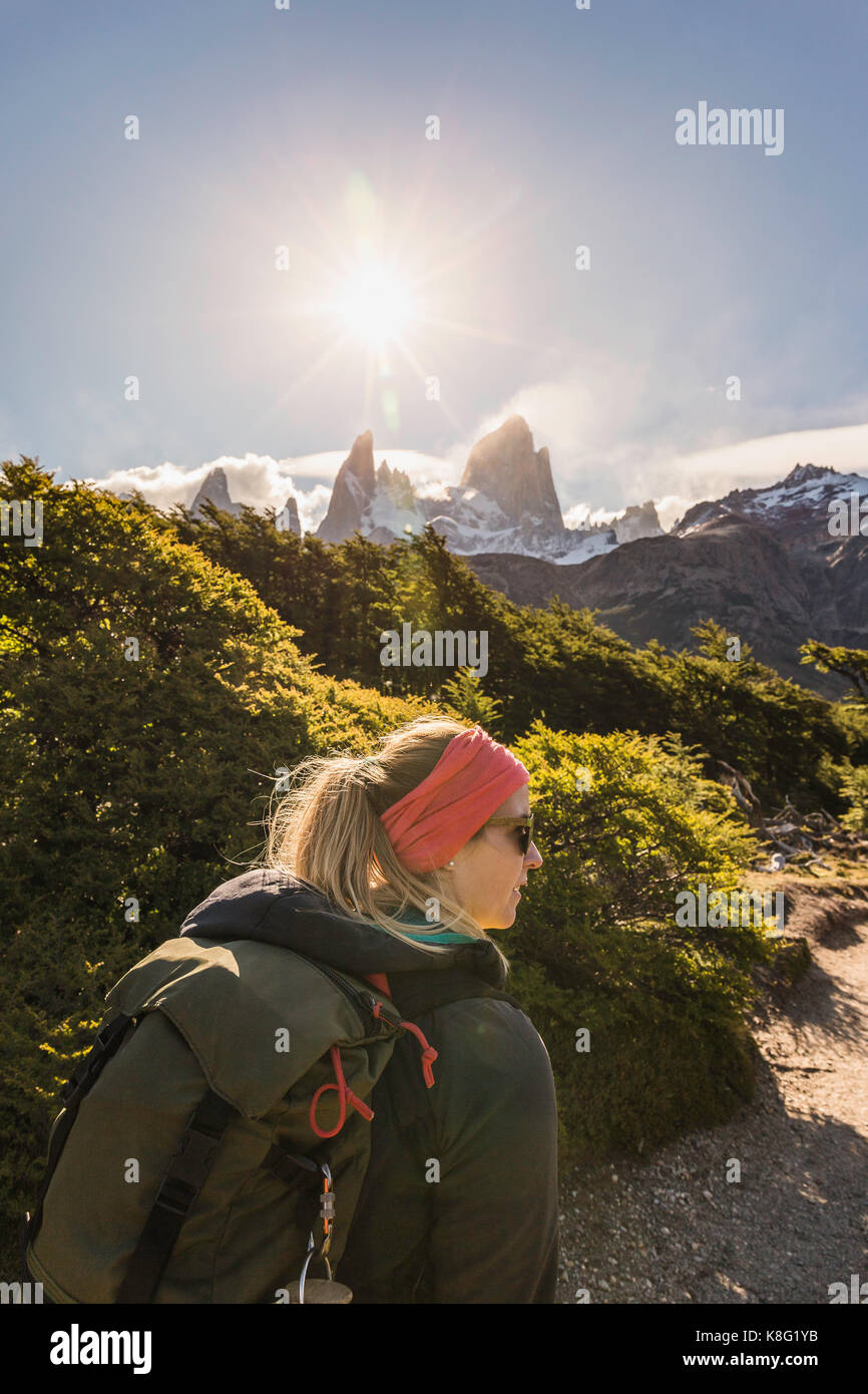 Female hiker randonnées près du soleil de montagne Fitz Roy dans le parc national Los Glaciares, Patagonie, Argentine Banque D'Images